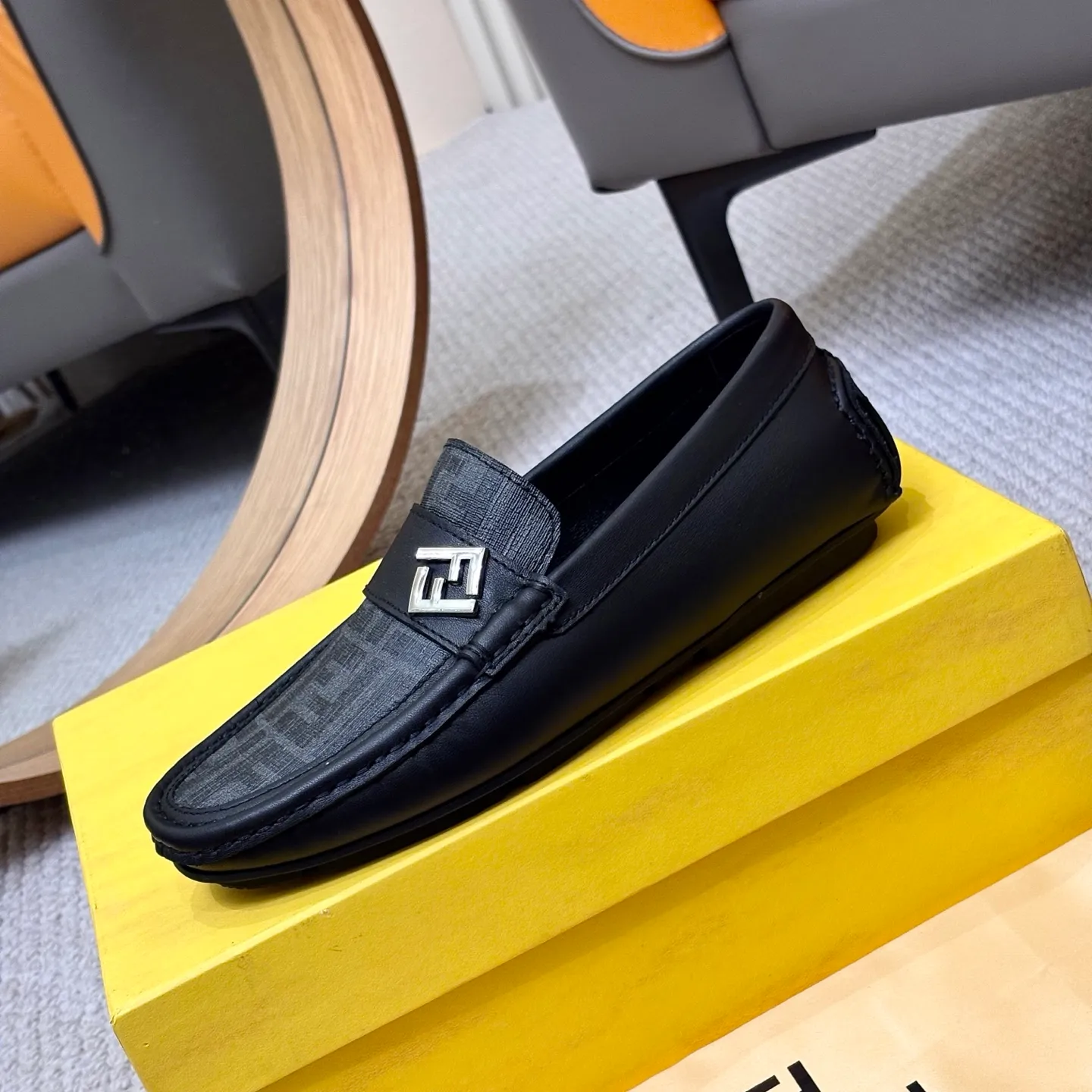 Men's shoes 💰420 [FENDI Fendi] 2⃣️0⃣️2⃣️5️⃣New Milan men's fashion lazy catwalk style ✅ fashionable casual beanie shoes, imported calfskin fabric, super smooth texture, sweat-absorbent and breathable, (sheepskin lining). Metal LOGO on the shoe body, Medusa avatar, irregular avatar, high-end craftsmanship logo✅ French Loft set foot design style 👟Low-key and elegant, great on-foot effect... Men's shoe size: 38-46 (4-12)